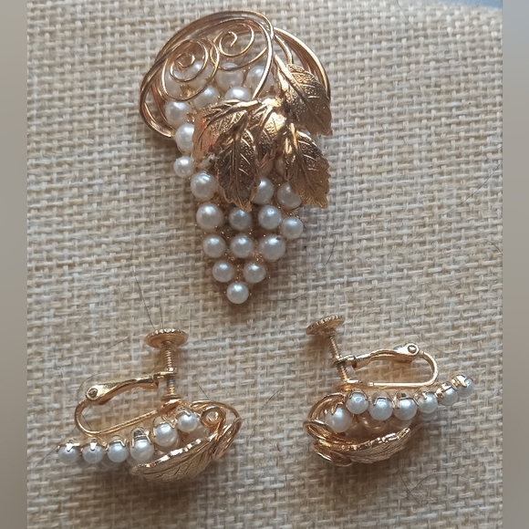Hobe VTG Signed Gold Tone Faux Pearl Grape Cluster Brooch + Earrings Set - Picture 2 of 13